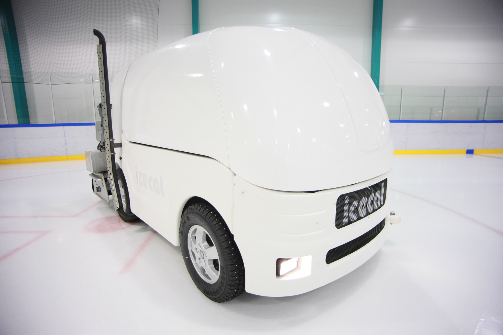 Icecat b220. Ледозаливочная машина WM Compact Diesel. Ледозаливочная машина Zamboni 526. Ледозаливочная машина Wisconsin w2900.