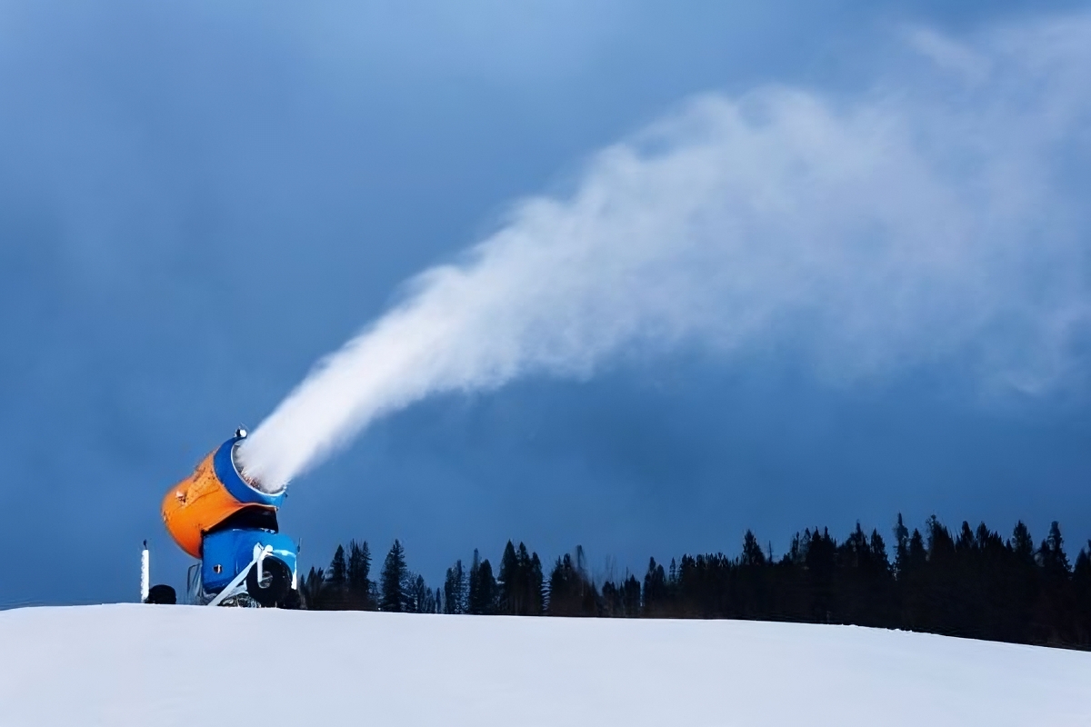 Как продлить лыжный сезон: оснежение горнолыжной трассы